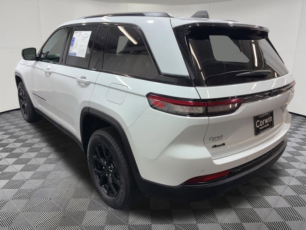 Used 2025 Jeep Grand Cherokee Altitude AWD/4WD image 5