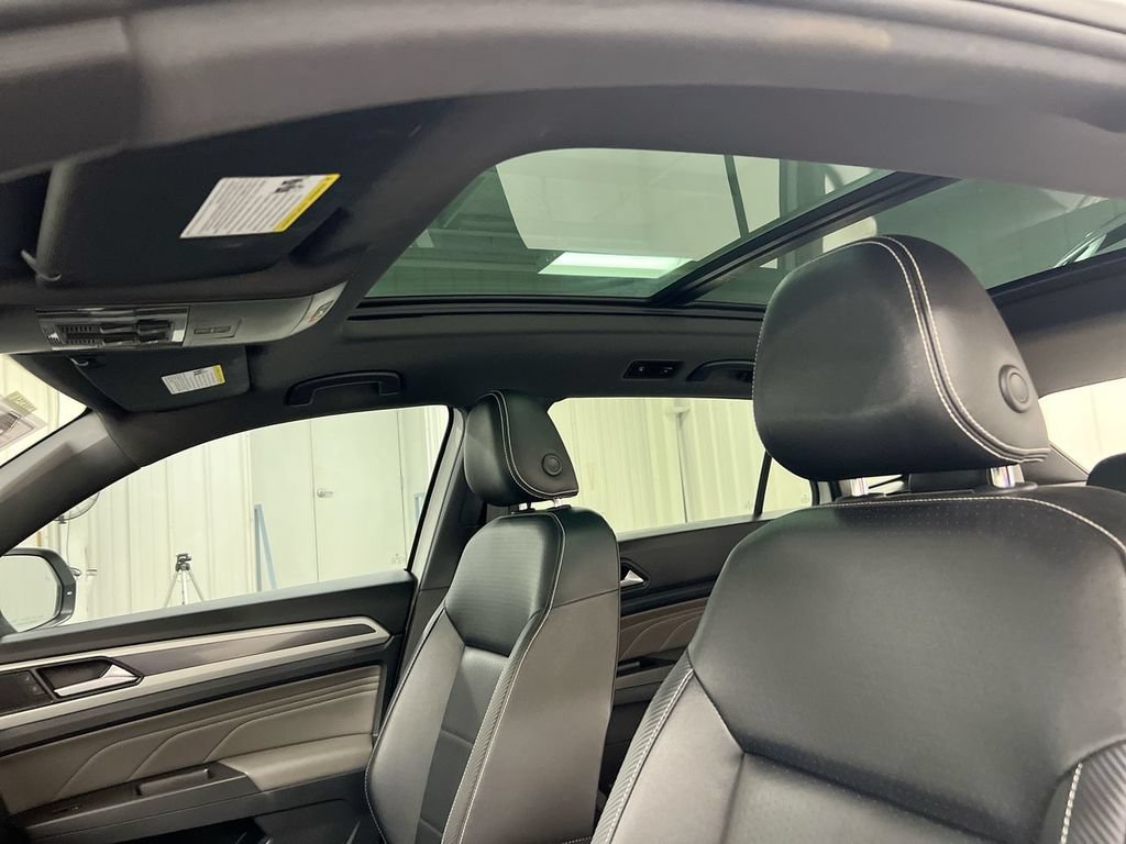 Used 2022 Volkswagen Atlas Cross Sport SEL R-Line AWD/4WD image 19