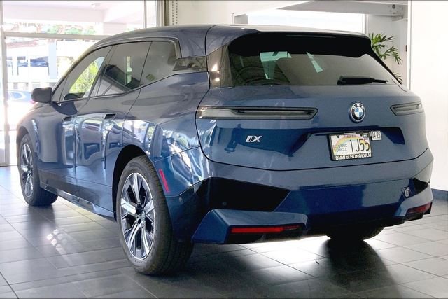 Used 2023 BMW iX xDrive50 w/ Sport Package AWD/4WD image 5