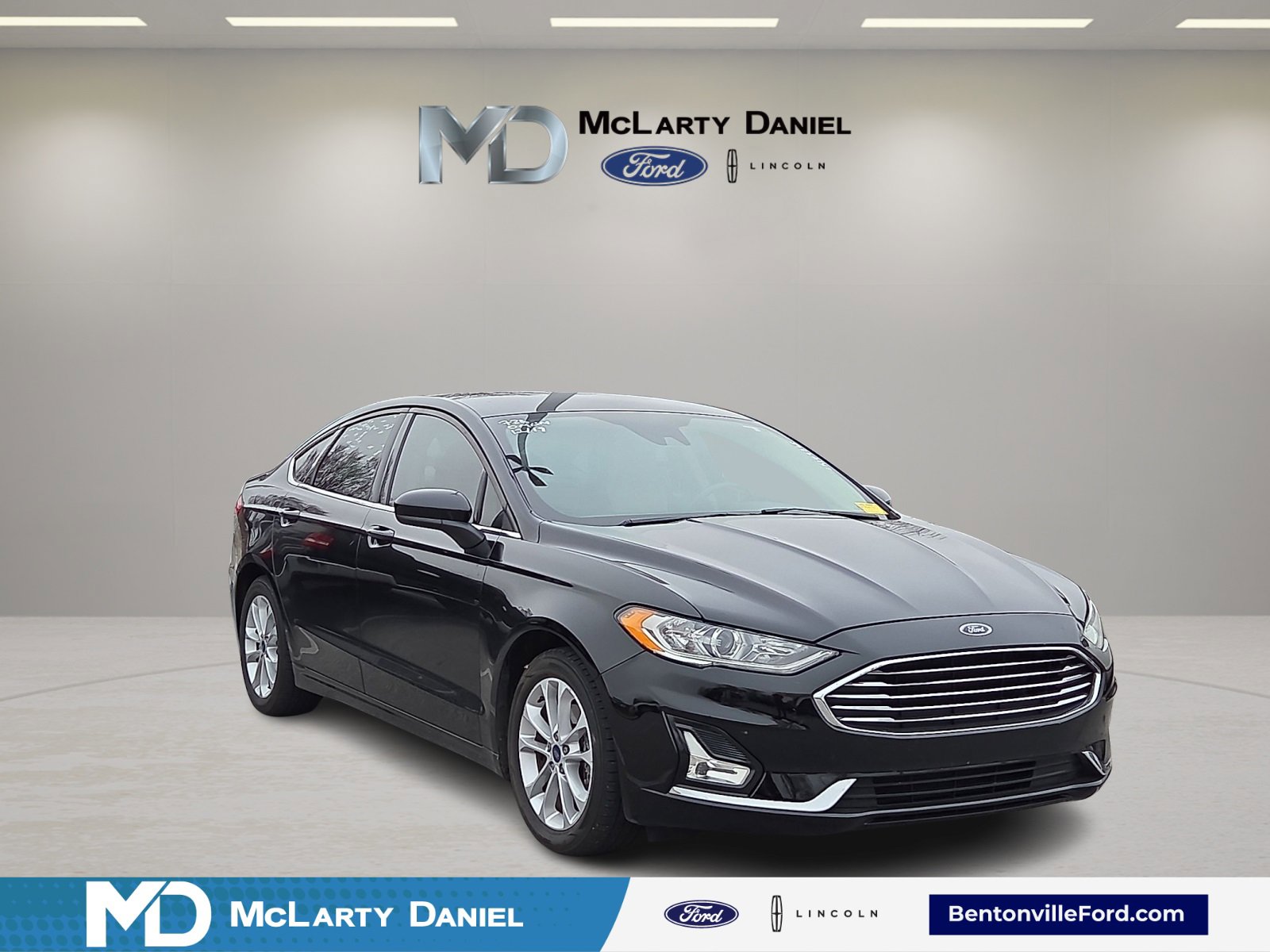 Used 2020 Ford Fusion SE image 1