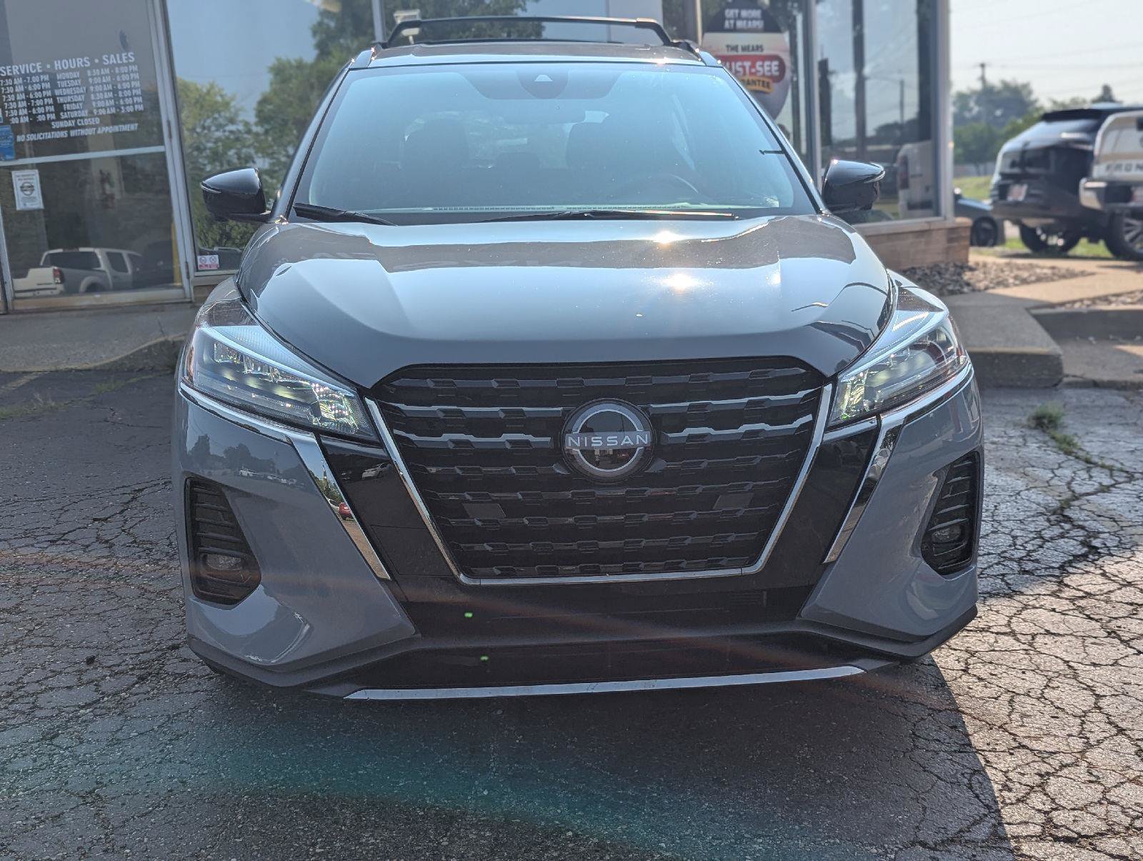 Used 2023 Nissan Kicks SR w/ Exterior Package FWD image 2