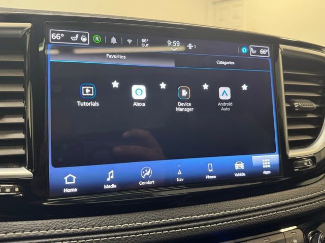 Used 2025 Chrysler Pacifica Limited image 16