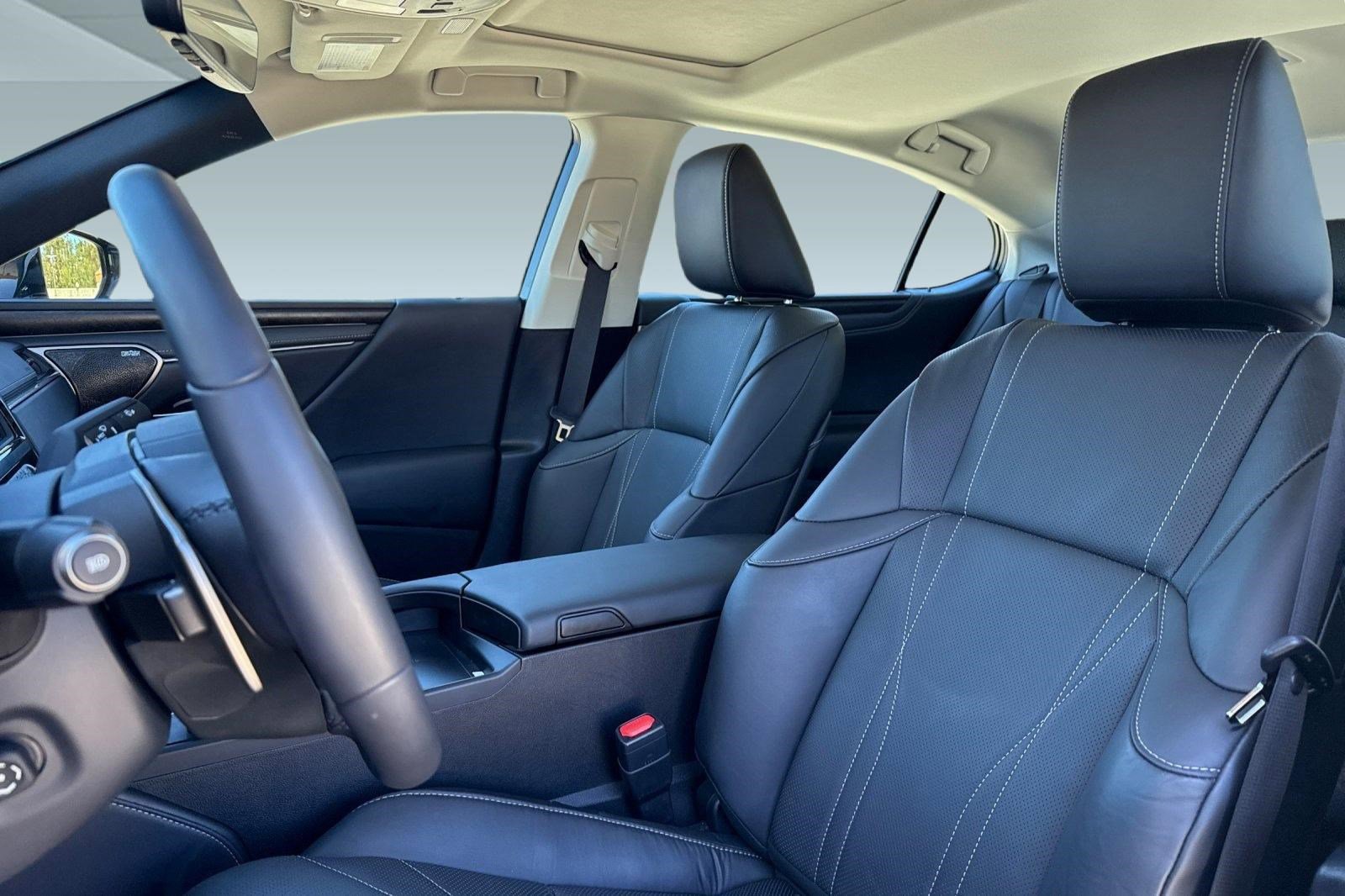 Used 2025 Lexus ES 300h w/ Luxury Package image 22