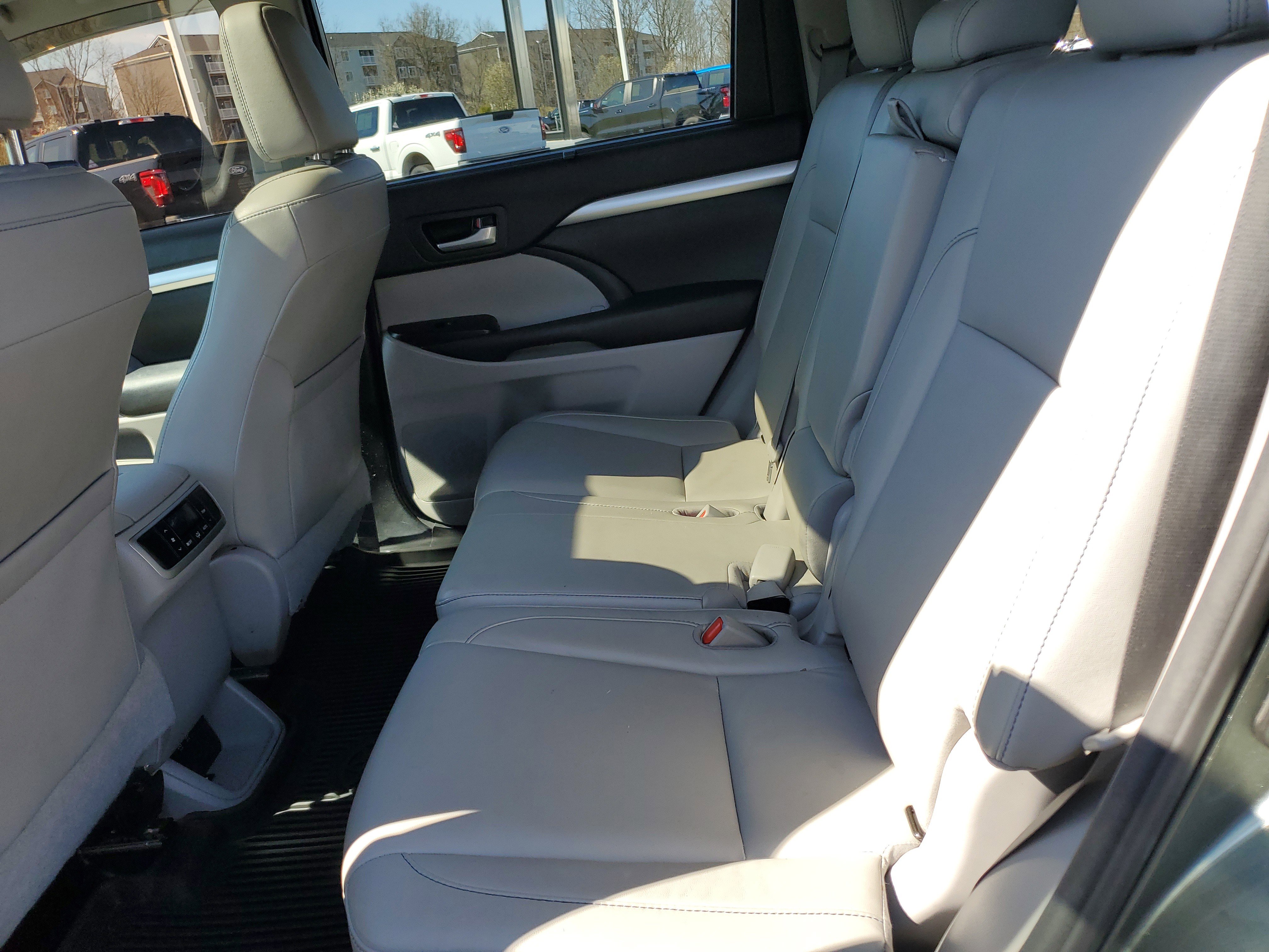 Used 2017 Toyota Highlander XLE image 29