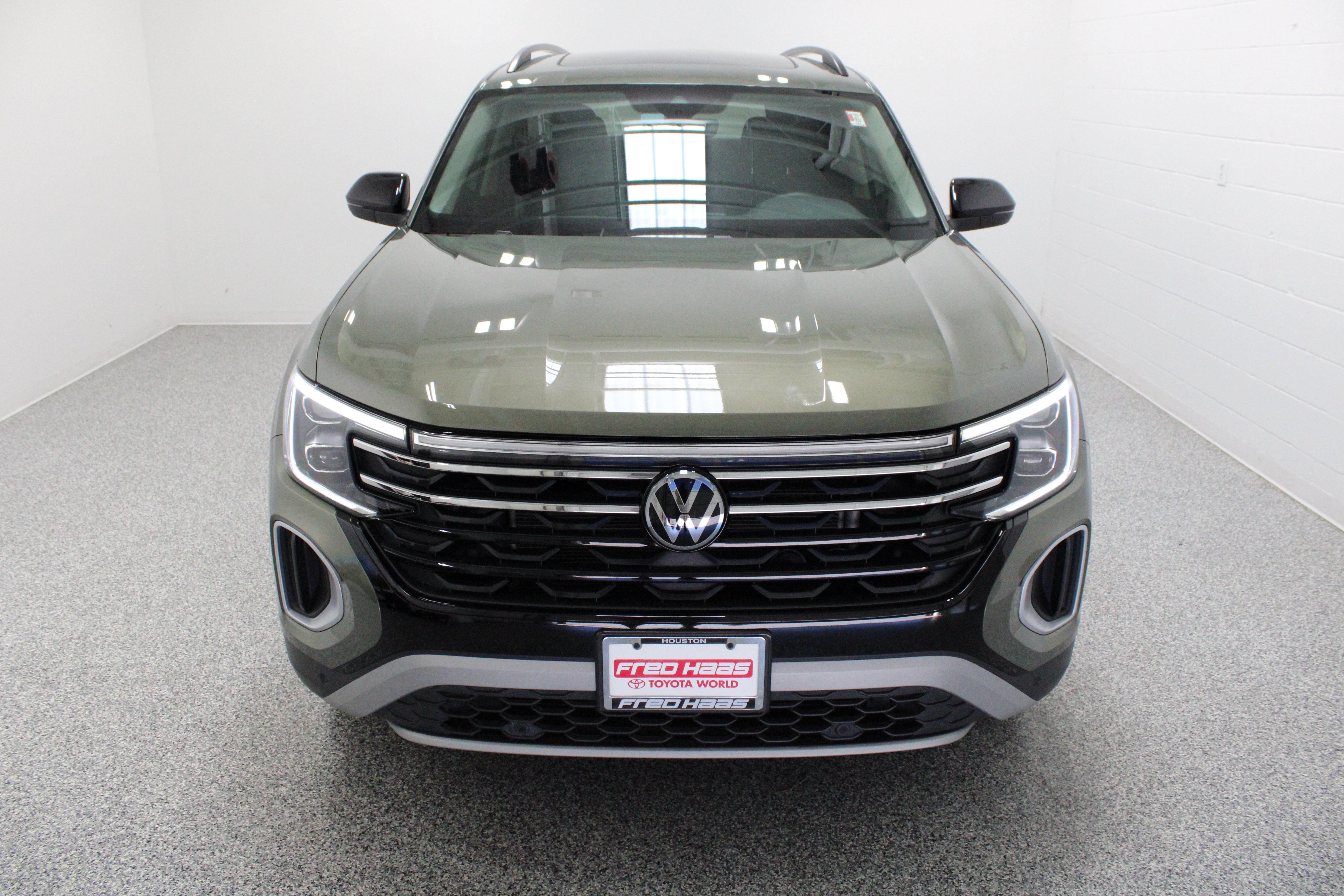 Used 2024 Volkswagen Atlas Peak Edition SE AWD/4WD image 3