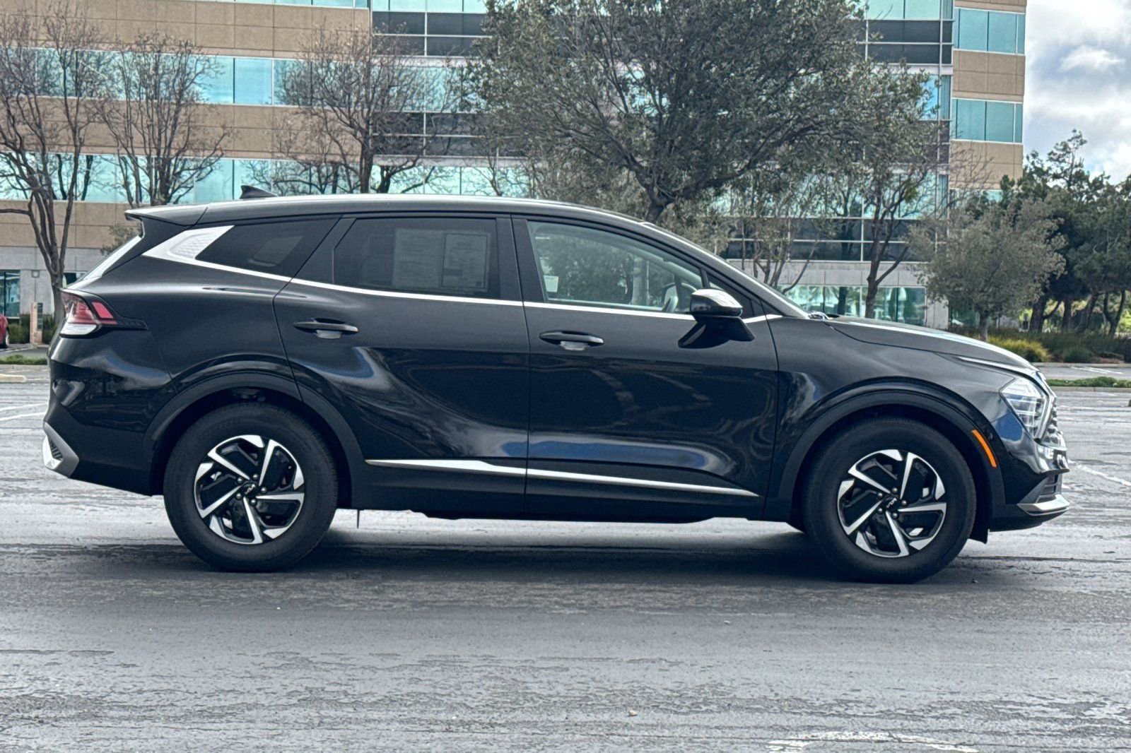 Certified 2025 Kia Sportage LX image 3