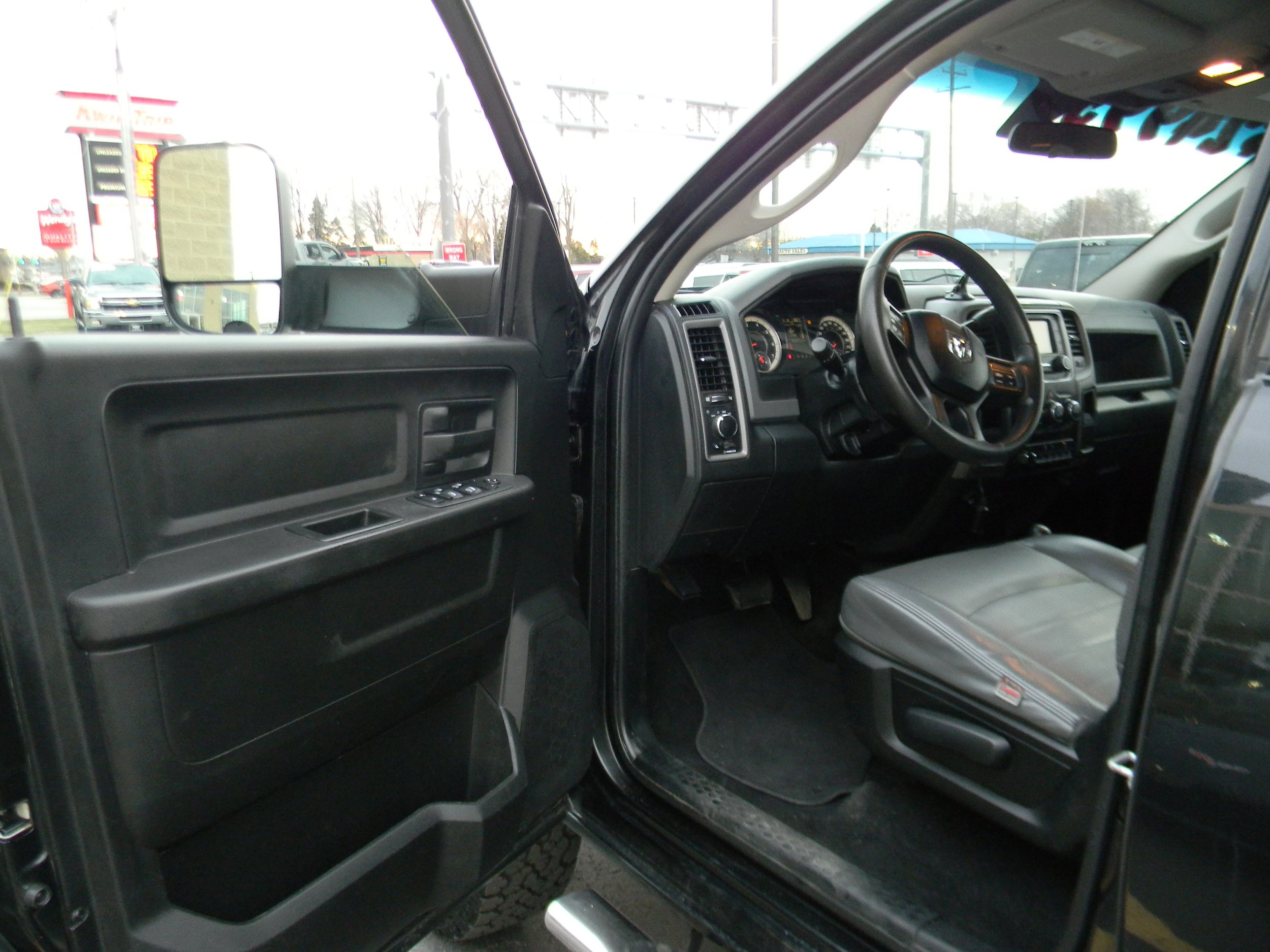 Used 2018 RAM 2500 Tradesman w/ Chrome Appearance Group AWD/4WD image 5