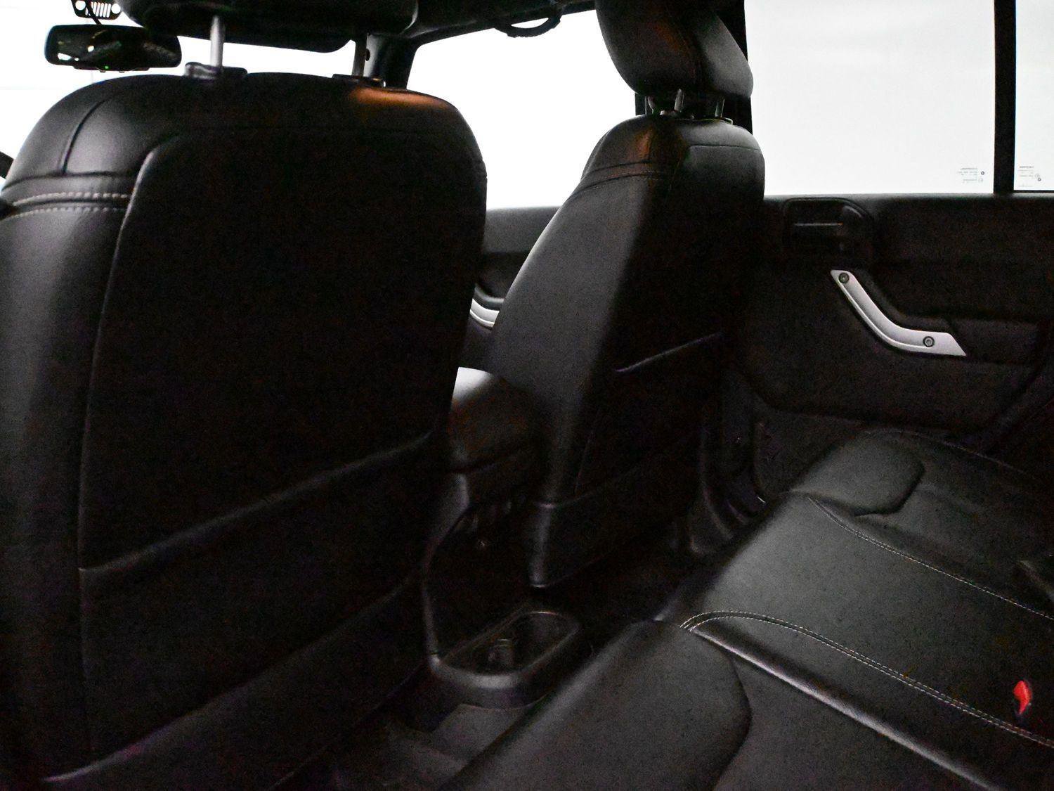 Used 2016 Jeep Wrangler Unlimited Sahara w/ Connectivity Group image 11