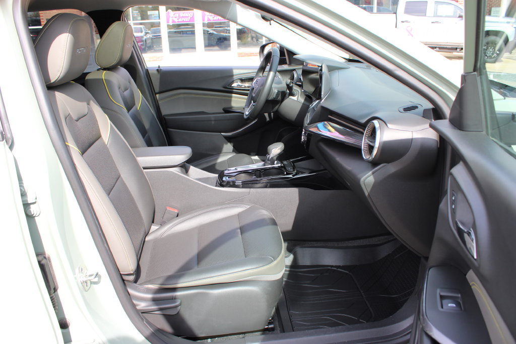 Used 2025 Chevrolet Trax ACTIV w/ Sunroof Package FWD image 38