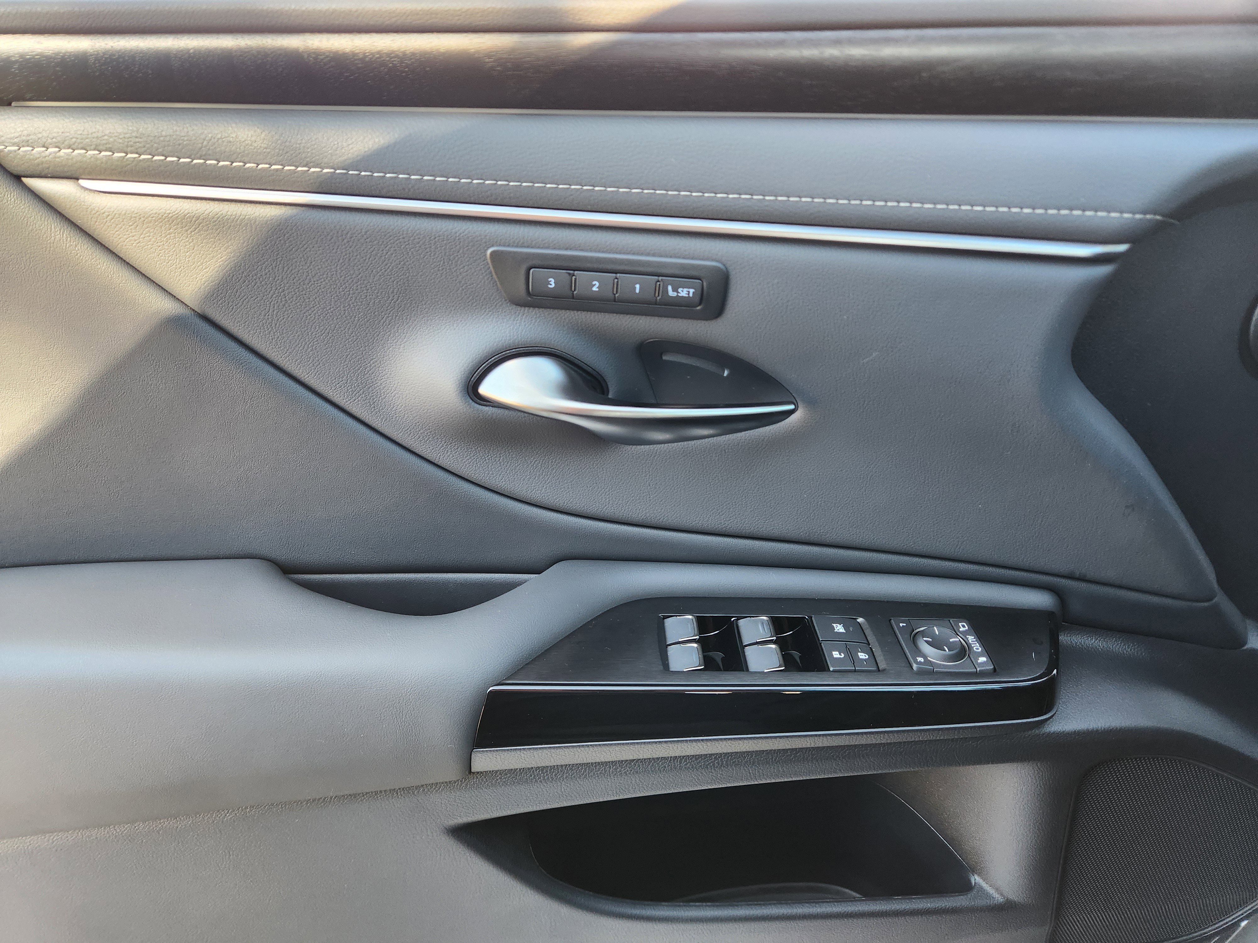 New 2025 Lexus ES 350 w/ Premium Package image 16