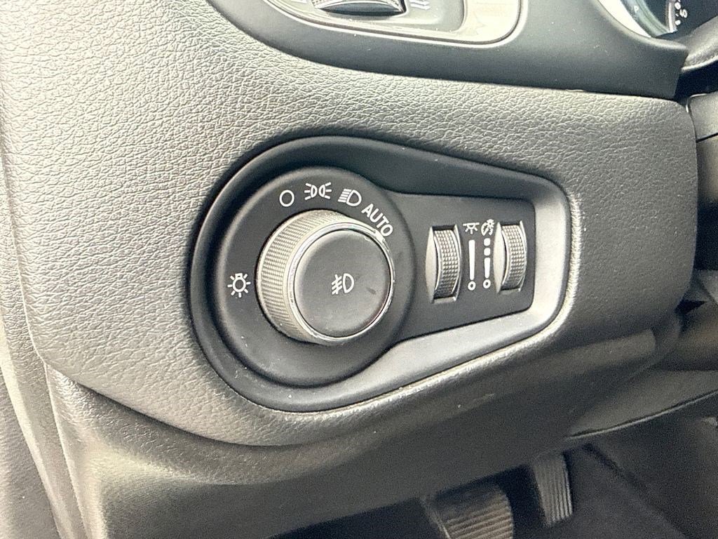 Used 2021 Jeep Renegade Limited image 21