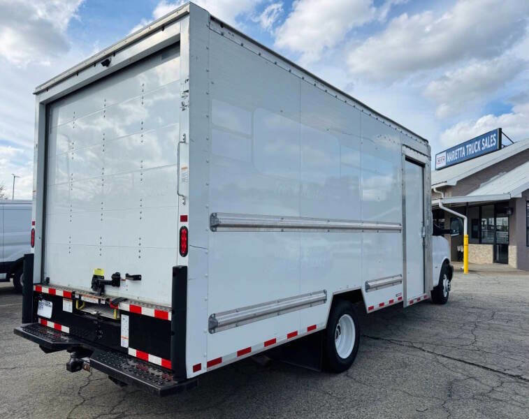 Used 2022 GMC Savana 3500 Extended w/ Power Convenience Package RWD image 8
