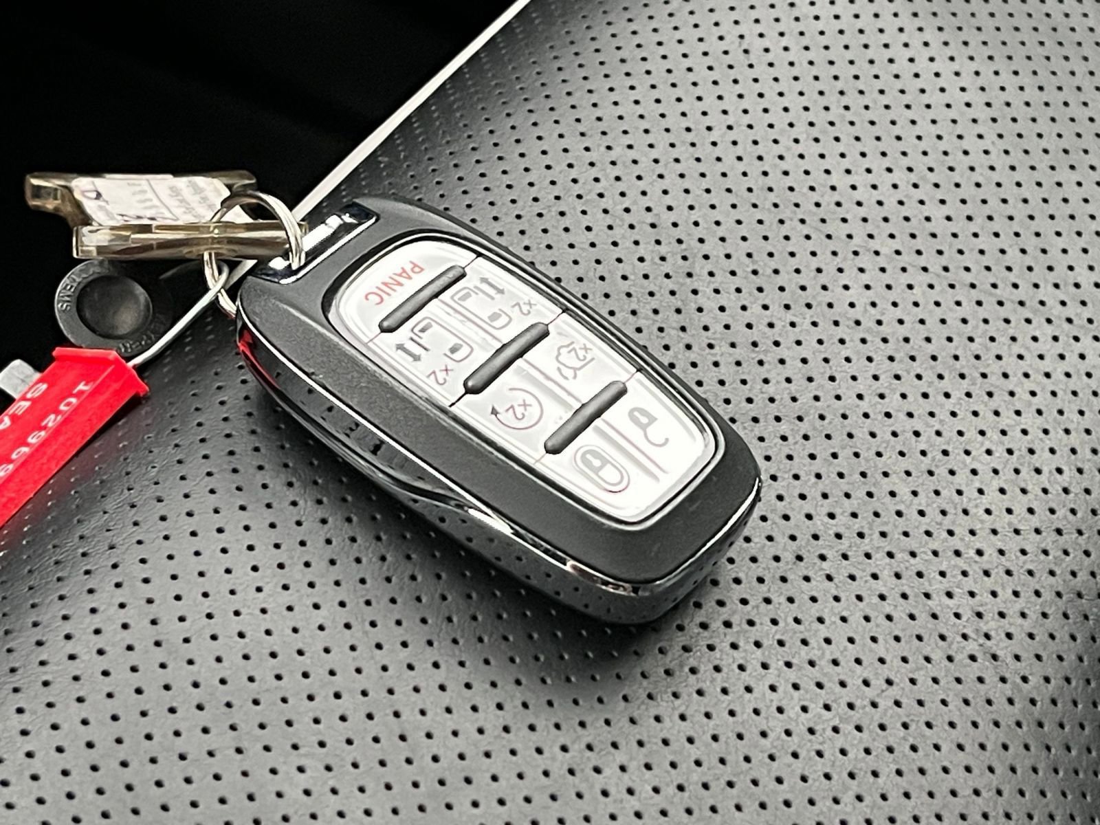 Used 2025 Chrysler Pacifica Limited image 27