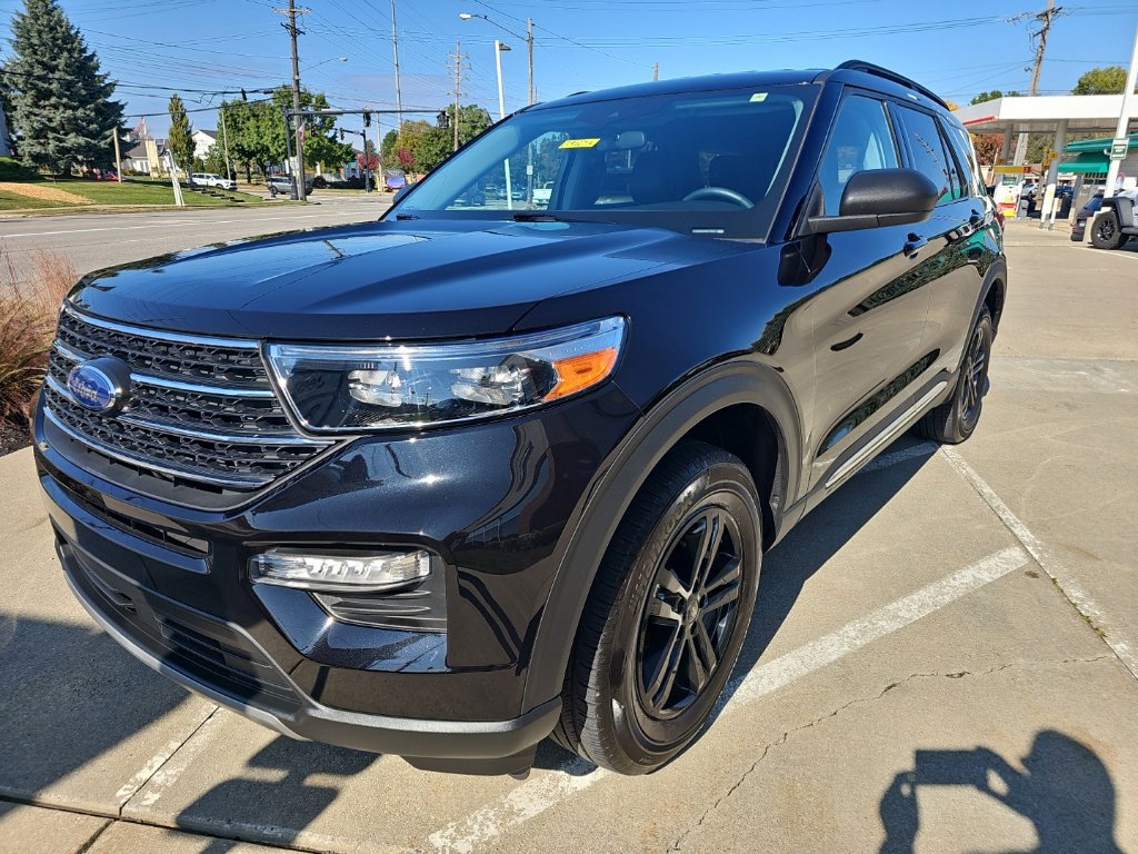 Used 2024 Ford Explorer XLT w/ Equipment Group 202A AWD/4WD image 7