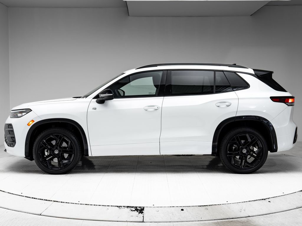 Used 2025 Volkswagen Tiguan SE R-Line AWD/4WD image 2