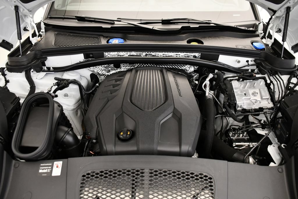 Certified 2026 Porsche Macan AWD/4WD image 12