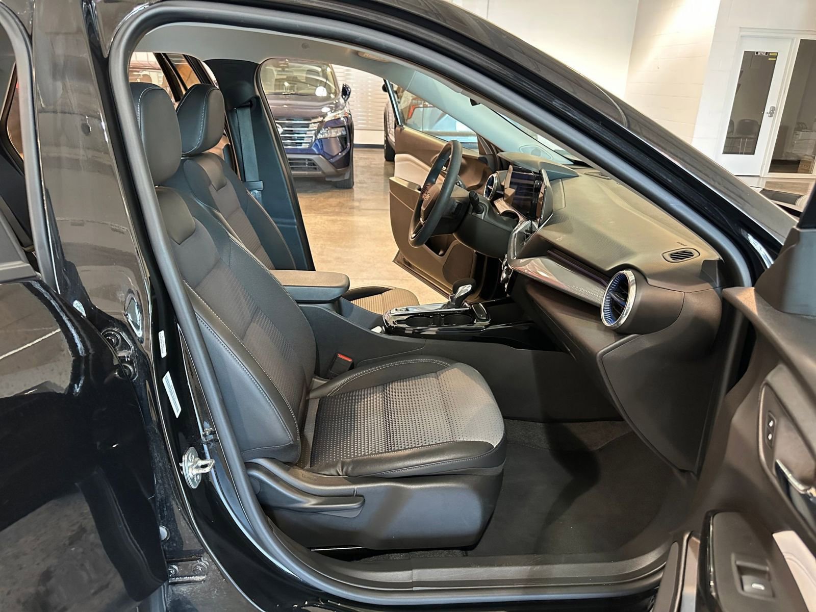 Used 2025 Chevrolet Trax LT FWD image 35