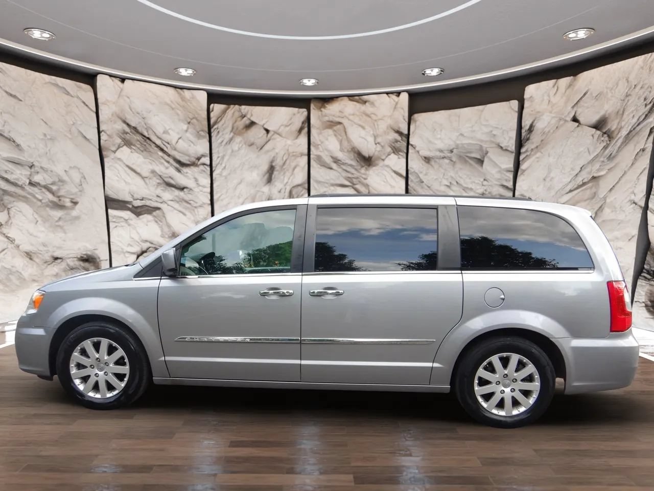 Used 2016 Chrysler Town & Country Touring w/ Driver Convenience Group FWD image 9