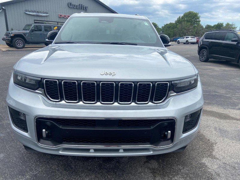 Used 2024 Jeep Grand Cherokee L Overland w/ Luxury Tech Group IV AWD/4WD image 2