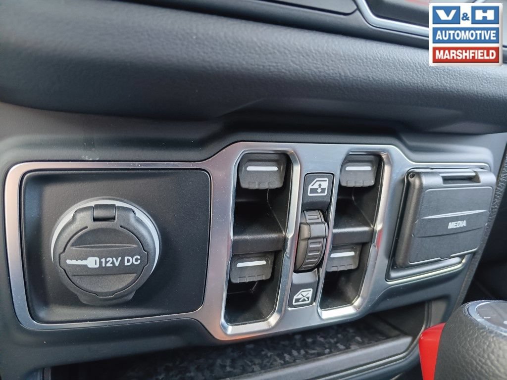 Used 2025 Jeep Wrangler Unlimited Sahara AWD/4WD image 12