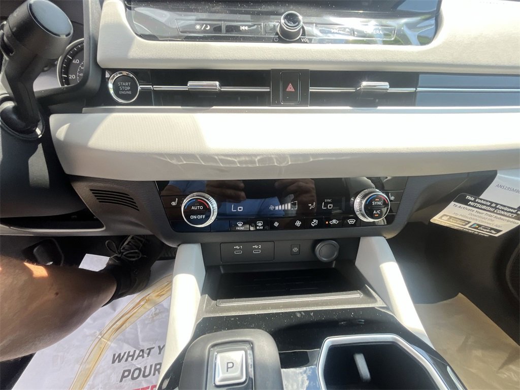 New 2025 Mitsubishi Outlander SE image 19