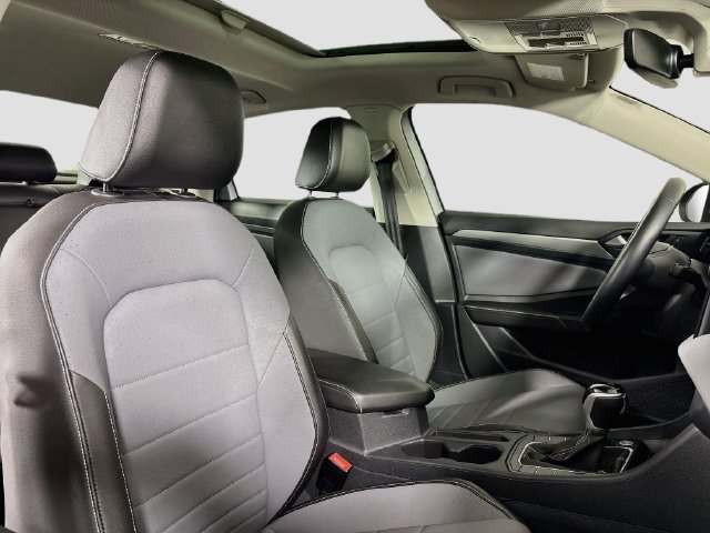 Used 2025 Volkswagen Jetta SE FWD image 31