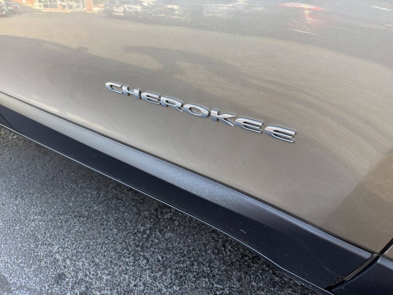 Used 2016 Jeep Cherokee Latitude w/ Cold Weather Group AWD/4WD image 11