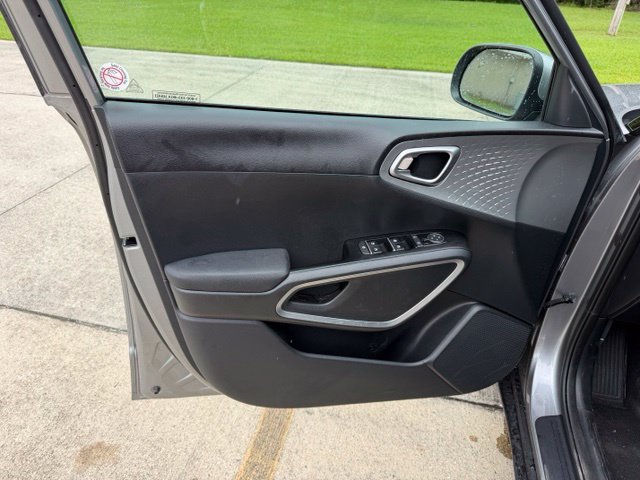 Used 2025 Kia Soul LX w/ LX Technology Package FWD image 11