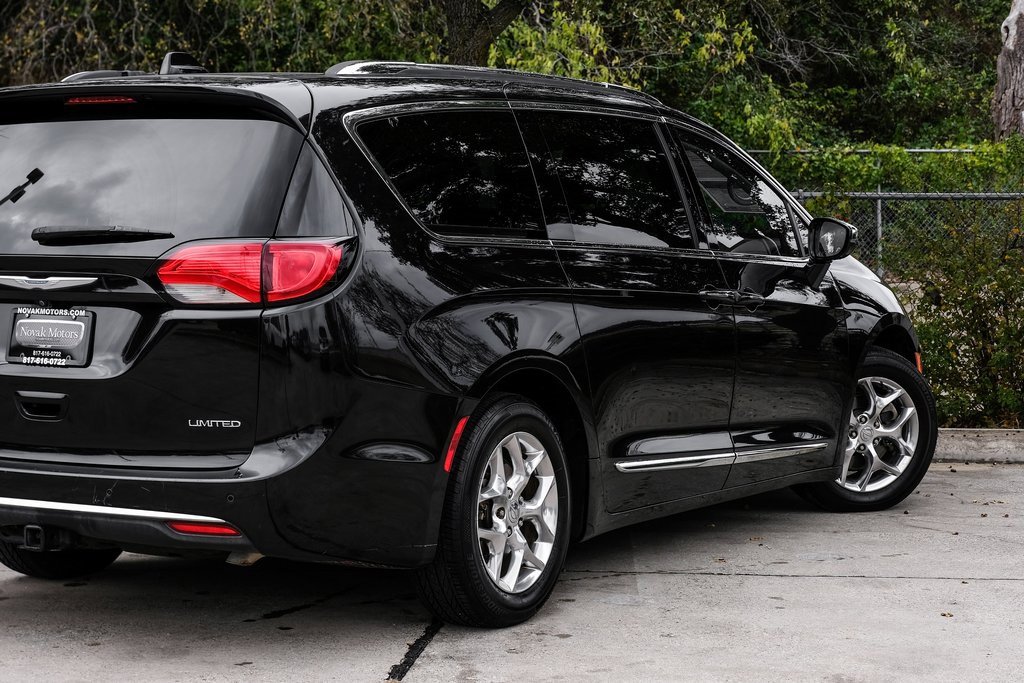 Used 2018 Chrysler Pacifica Limited image 18