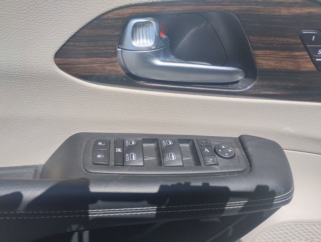 Used 2023 Chrysler Pacifica Limited FWD image 15