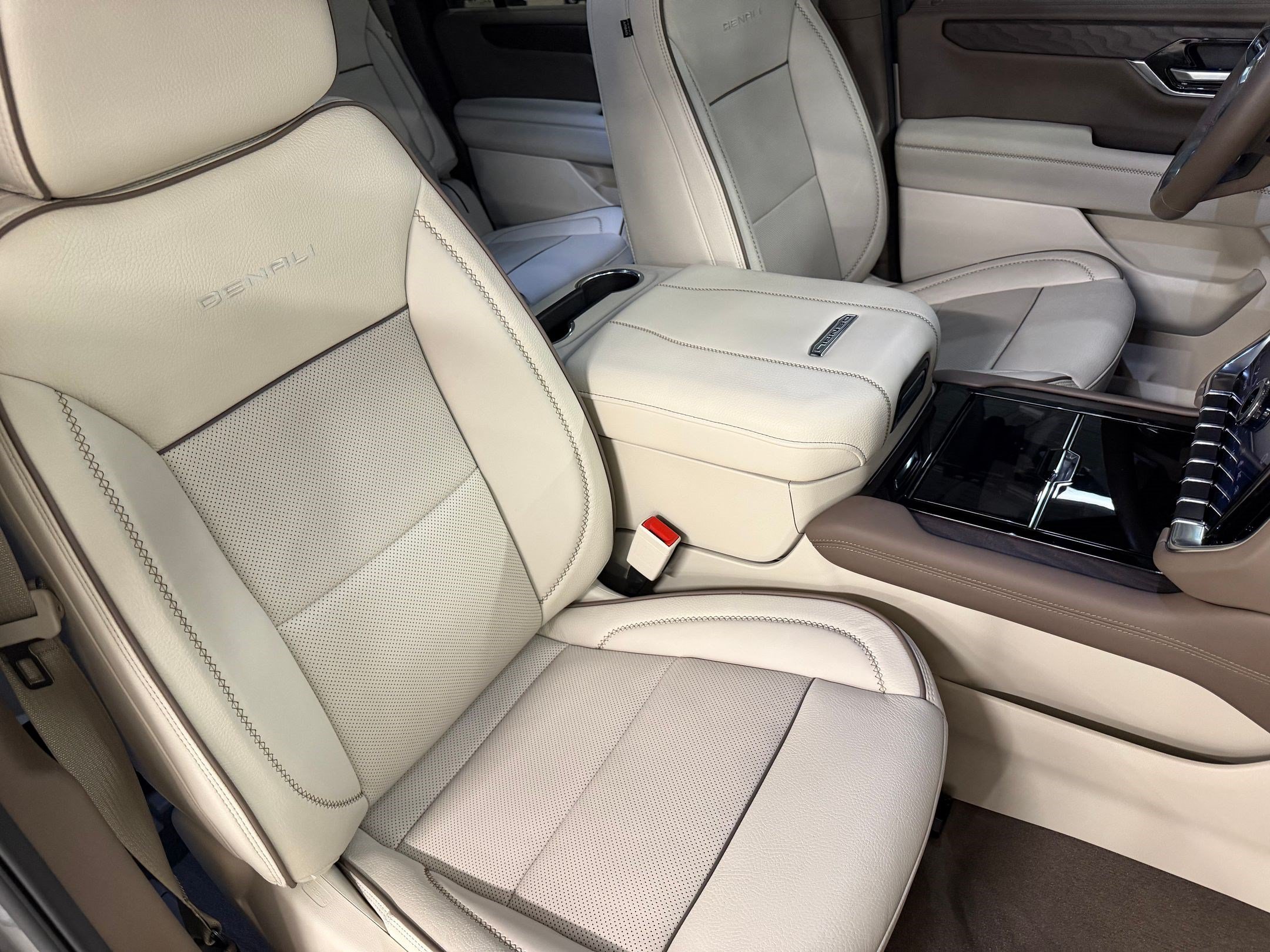 Used 2025 GMC Yukon XL Denali AWD/4WD image 48
