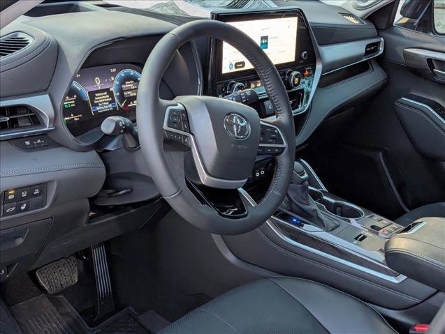 New 2026 Toyota Highlander Platinum image 3