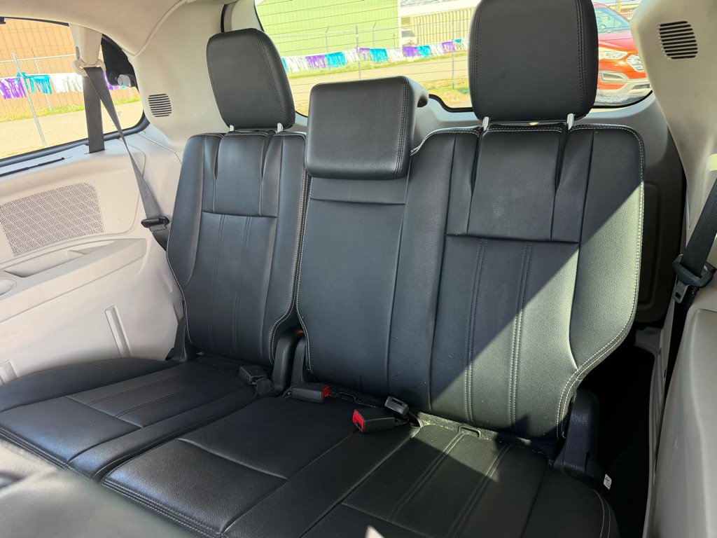 Used 2015 Chrysler Town & Country Touring FWD image 26