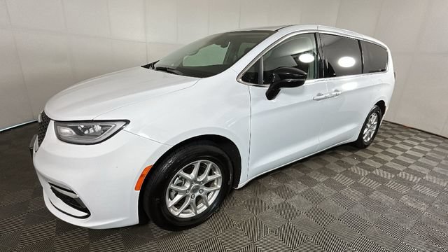 Used 2024 Chrysler Pacifica Touring-L FWD image 6