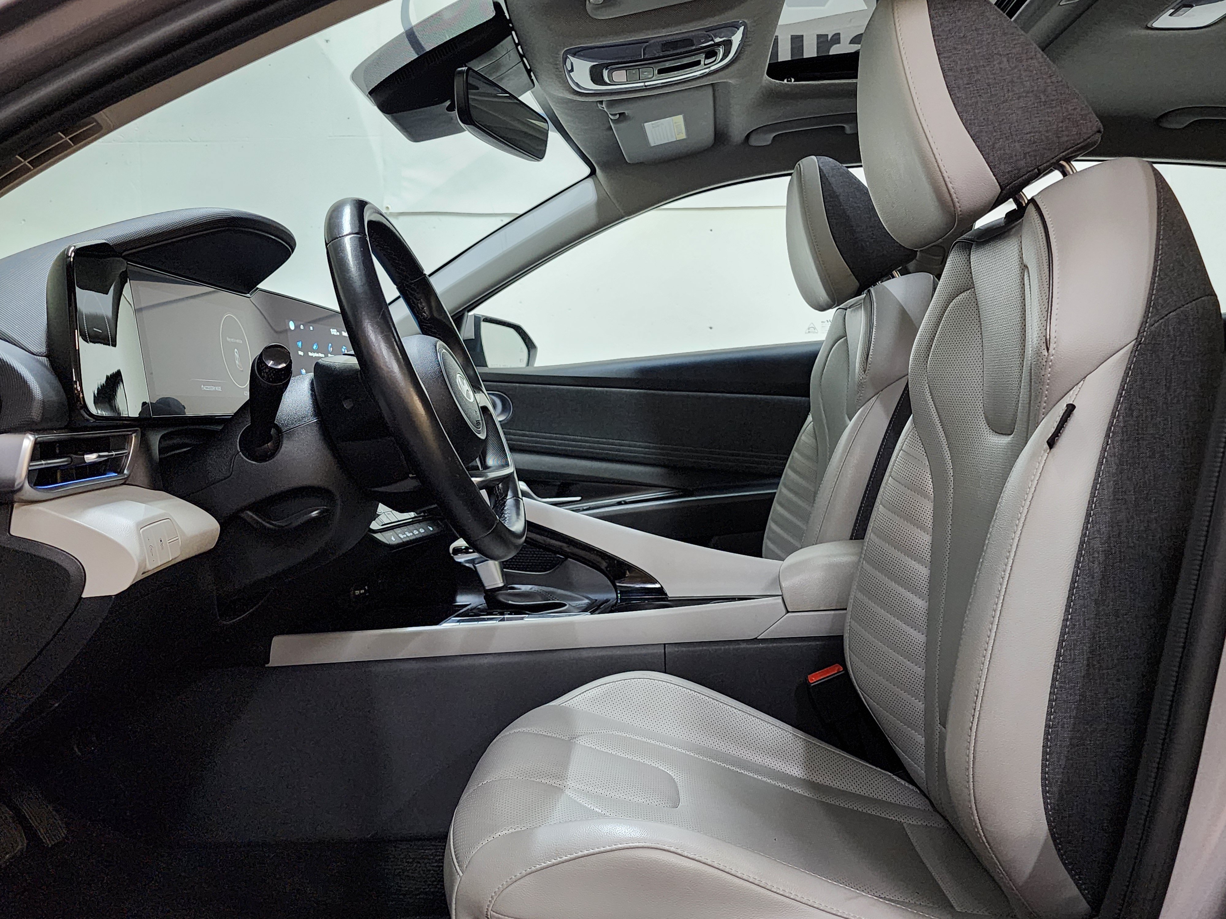 Used 2024 Hyundai Elantra Limited FWD image 15