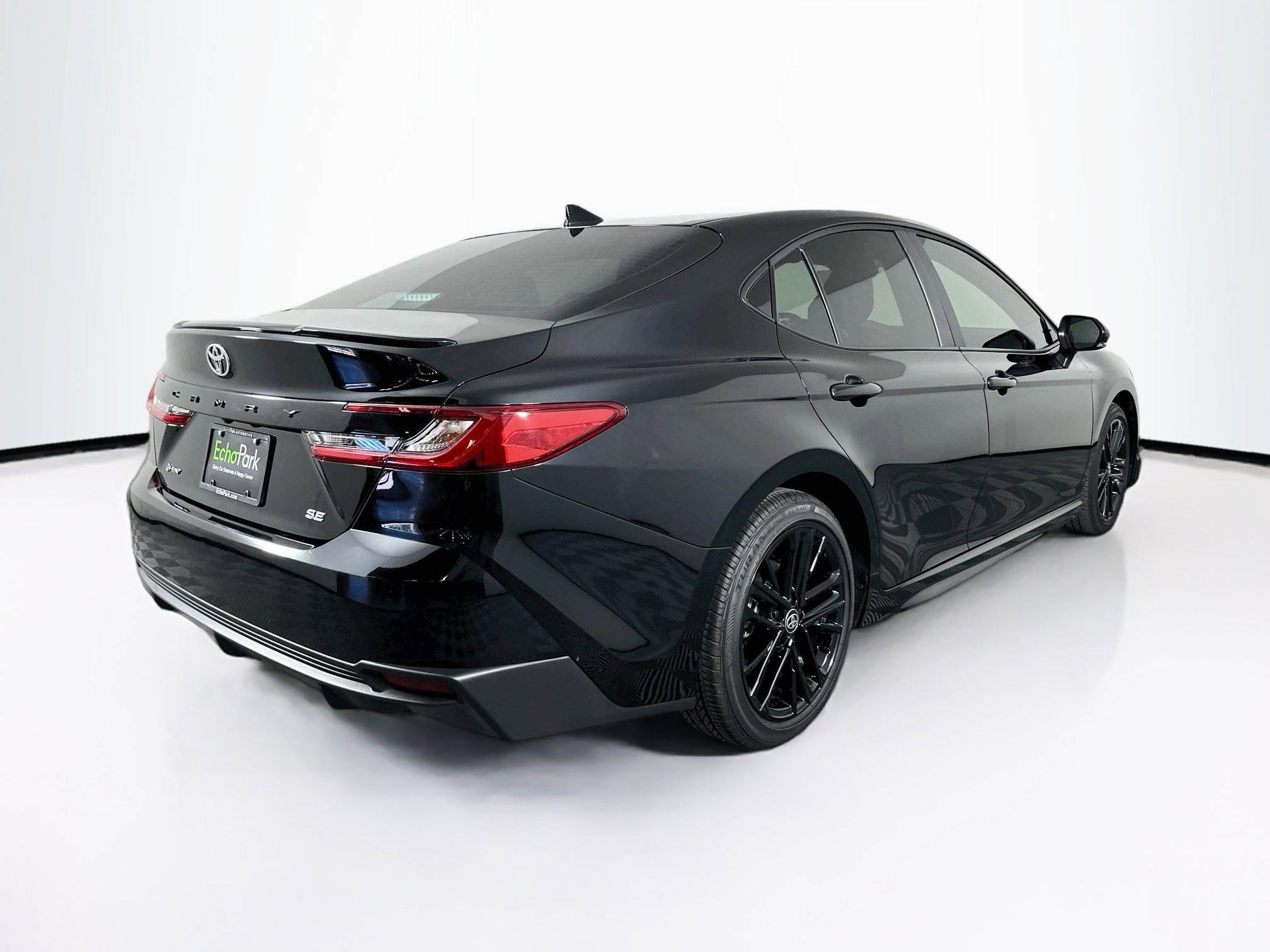 Used 2025 Toyota Camry SE FWD image 9