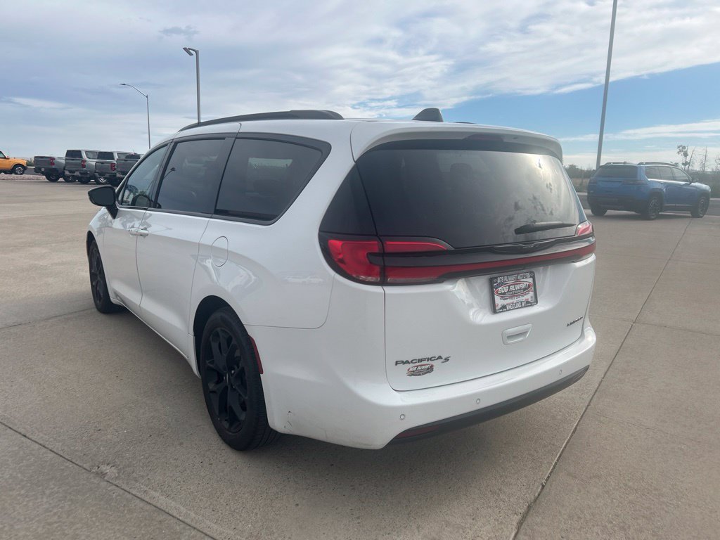 Used 2025 Chrysler Pacifica Limited FWD image 3