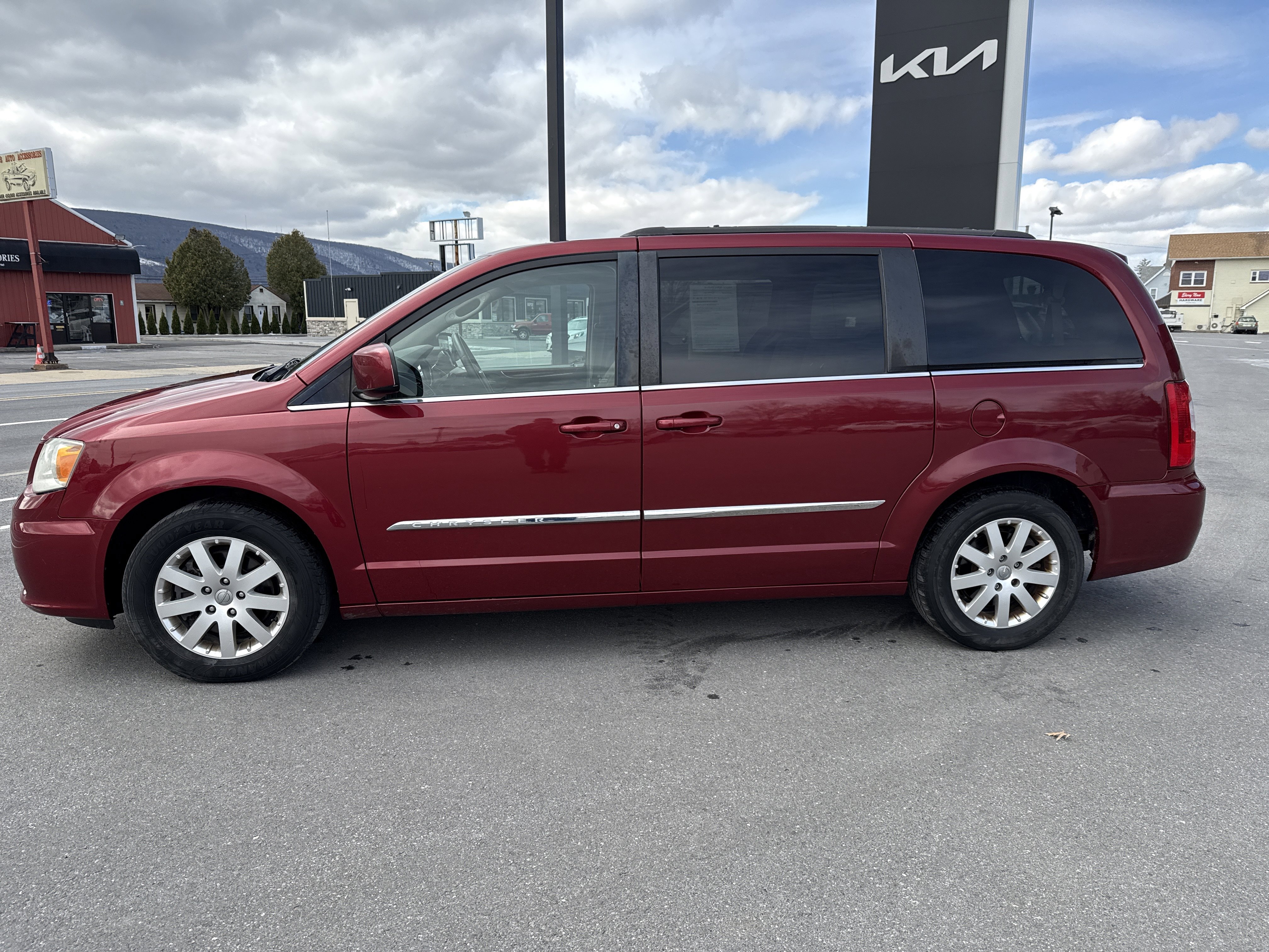 Used 2013 Chrysler Town & Country Touring image 7