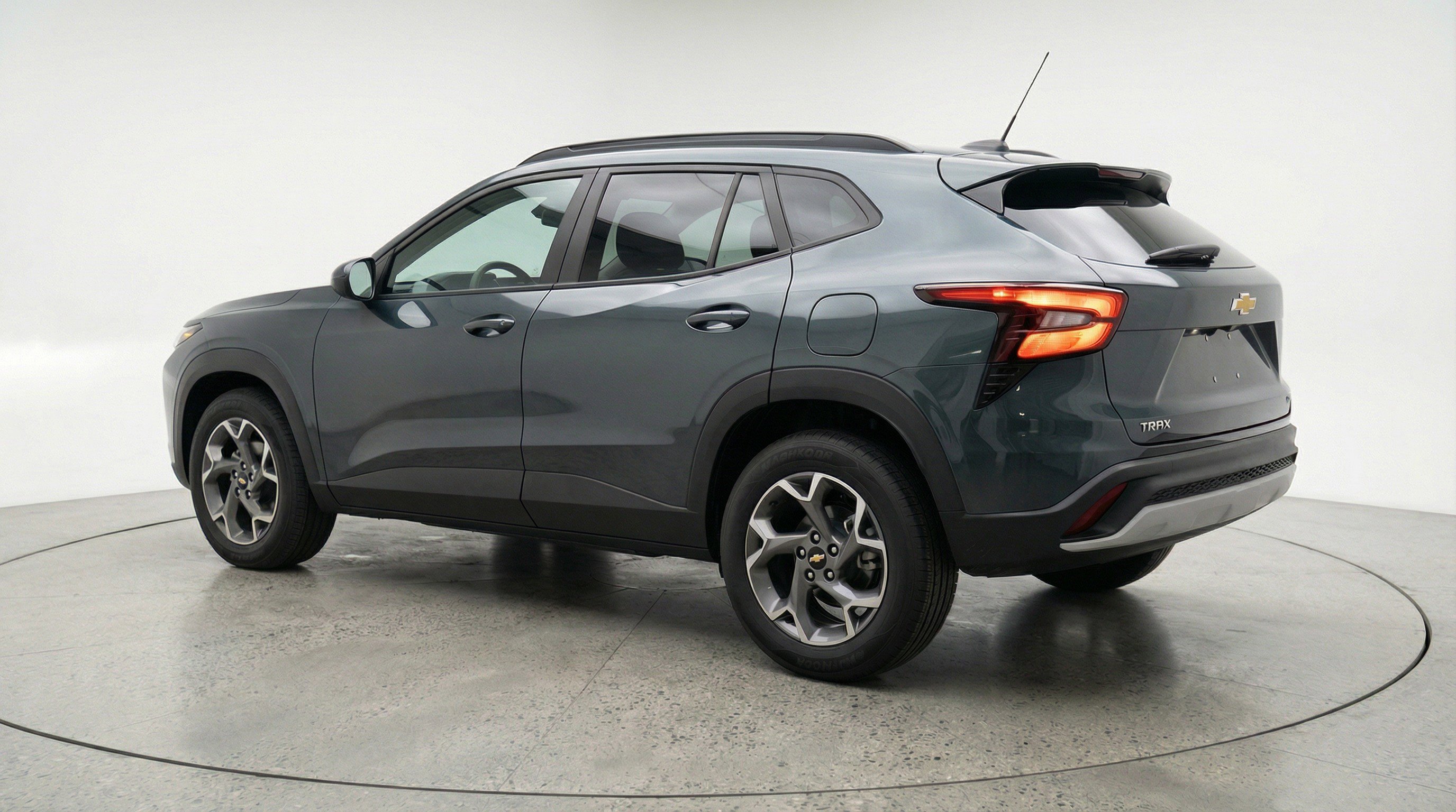 Used 2025 Chevrolet Trax LT w/ LT Convenience Package image 6