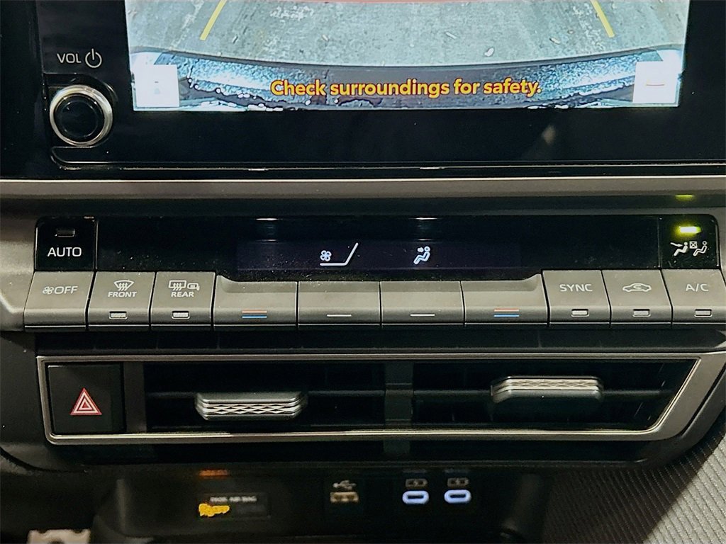 Used 2025 Toyota Camry SE w/ Convenience Package image 13