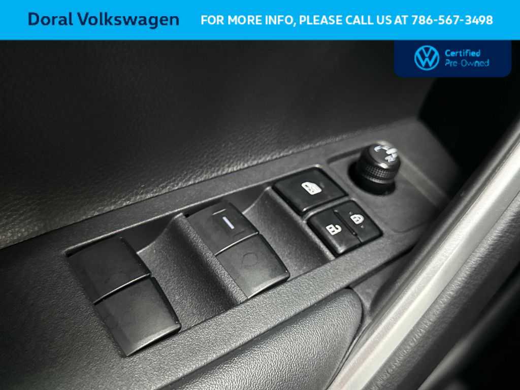 Used 2024 Toyota Corolla Cross SE image 17