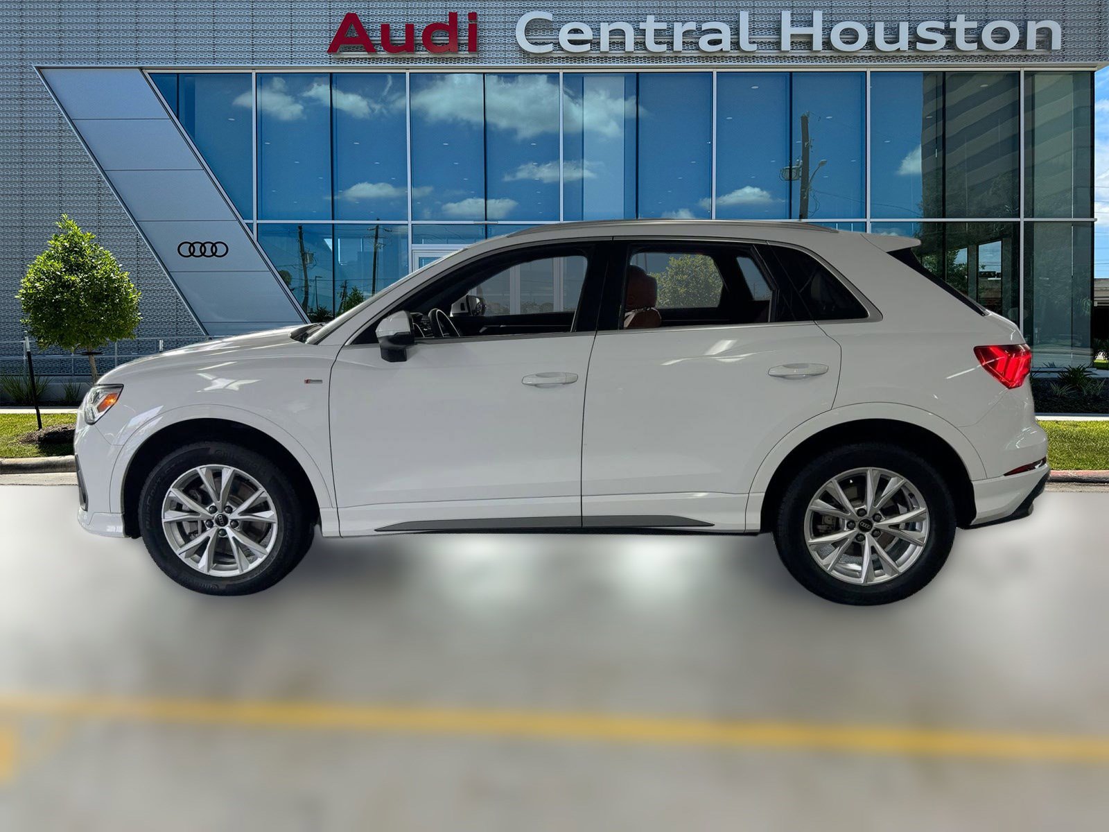 Used 2025 Audi Q3 2.0T Premium w/ Convenience Package image 2