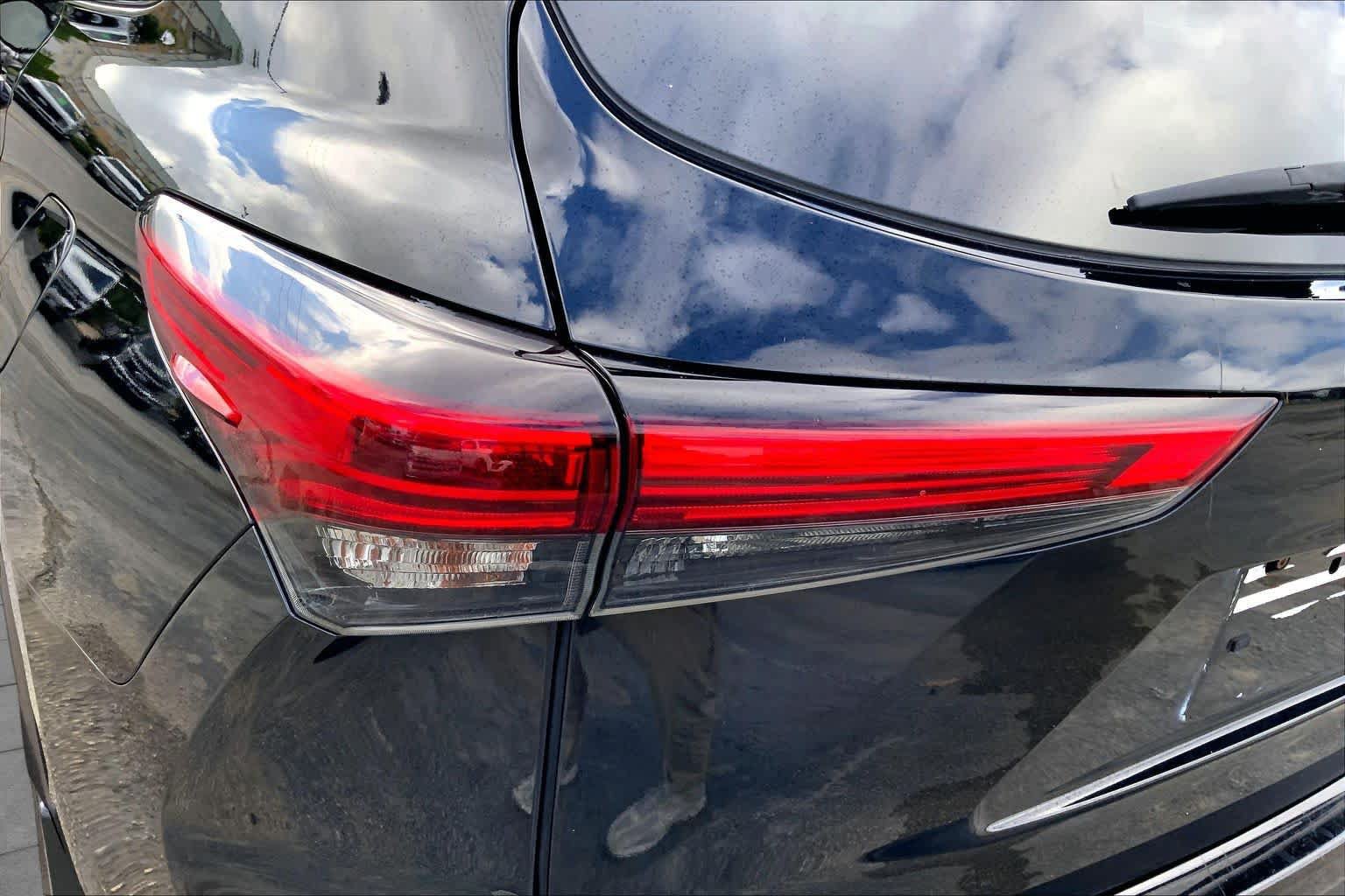 Used 2020 Toyota Highlander XLE AWD/4WD image 26