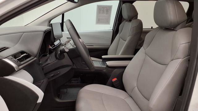 Used 2025 Toyota Sienna XLE image 17