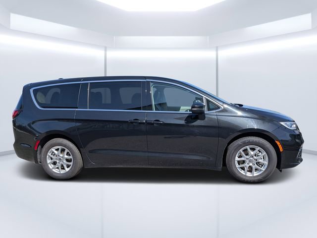 Used 2023 Chrysler Pacifica Touring-L FWD image 2