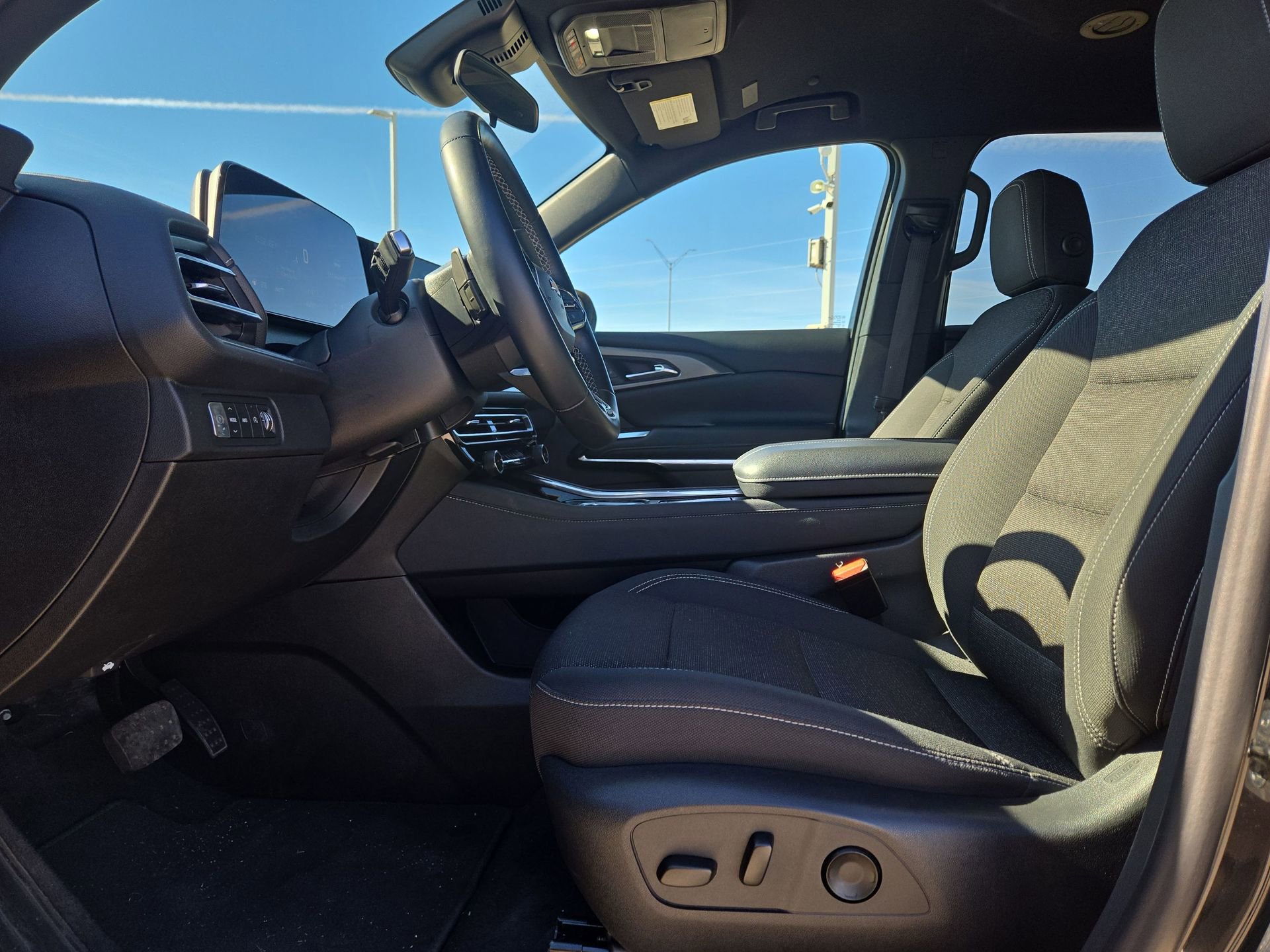 Used 2024 Chevrolet Traverse LT image 16