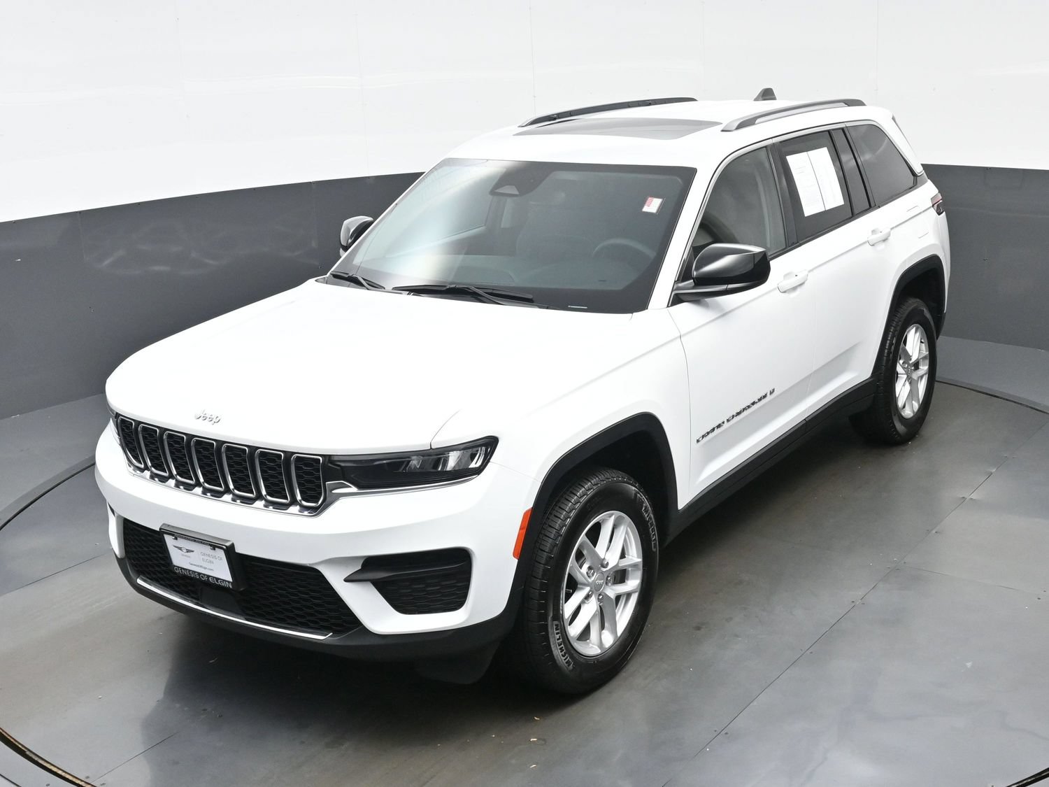 Used 2023 Jeep Grand Cherokee Laredo AWD/4WD image 32