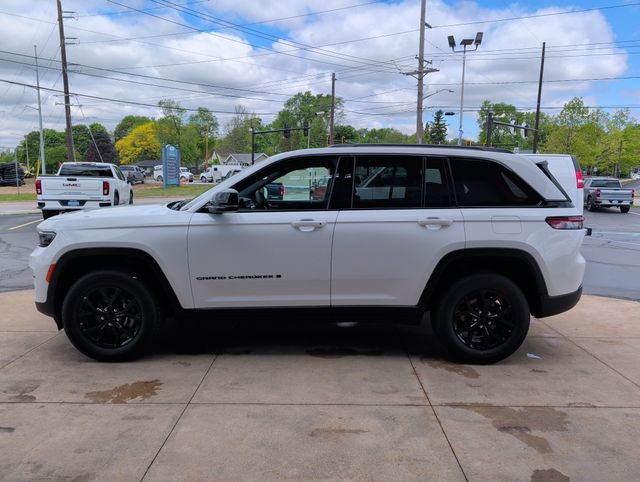 Used 2025 Jeep Grand Cherokee Altitude AWD/4WD image 5