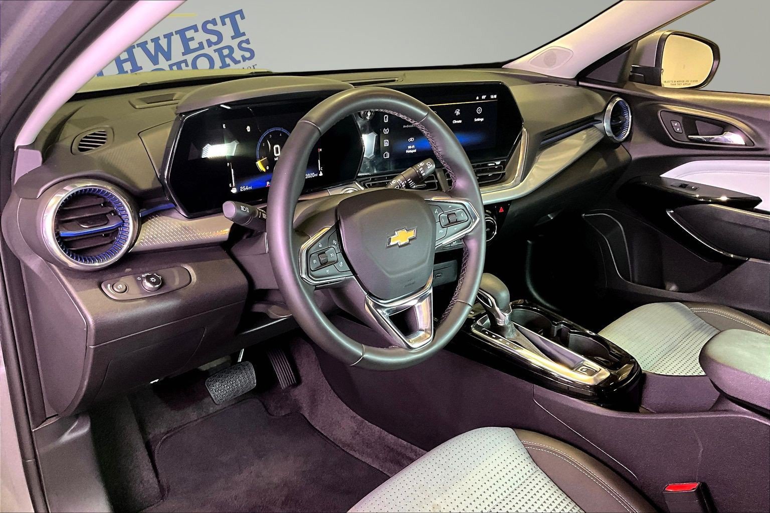 Used 2025 Chevrolet Trax LT w/ LT Convenience Package FWD image 17