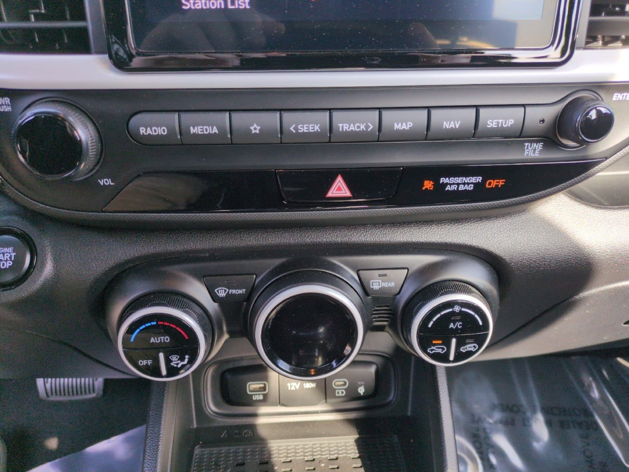 Used 2023 Hyundai Venue Limited w/ Cargo Package FWD image 28
